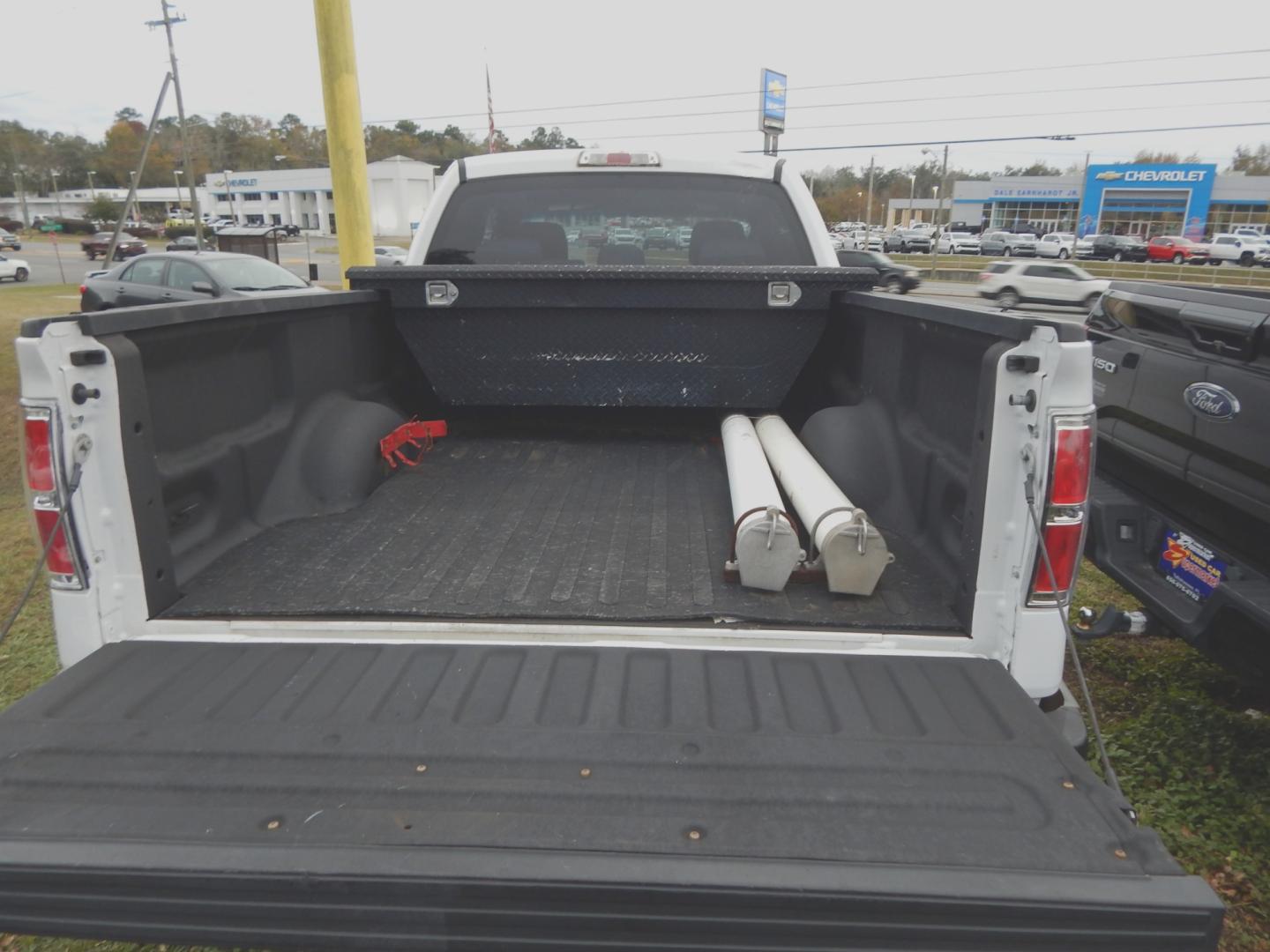 2013 White /Gray Ford F-150 FX4 SuperCab 6.5-ft. Bed 4WD (1FTEX1EM6DF) with an 3.7L V6 DOHC 24V engine, 6-Speed Automatic transmission, located at 3120 W Tennessee St, Tallahassee, FL, 32304-1002, (850) 575-6702, 30.458841, -84.349648 - Used Car Supermarket is proud to present you with this loaded immaculate 2013 Ford F150 XL Supercab 4x4 with low miles. Used Car Supermarket prides itself in offering you the finest pre-owned vehicle in Tallahassee. Used Car Supermarket has been locally family owned and operated for over 48 years. O - Photo#10